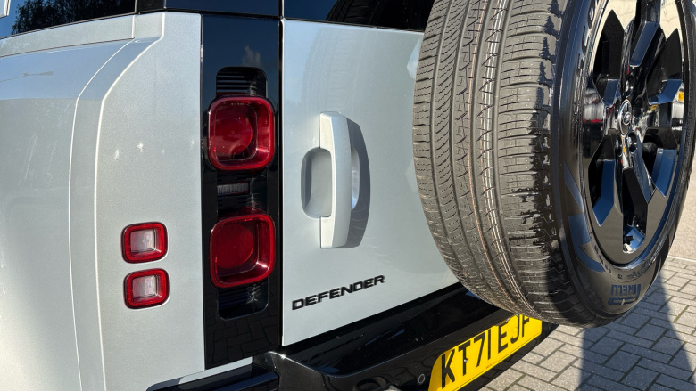 Land Rover Defender 3.0 D250 X-Dynamic S 110 5dr Auto Diesel Estate